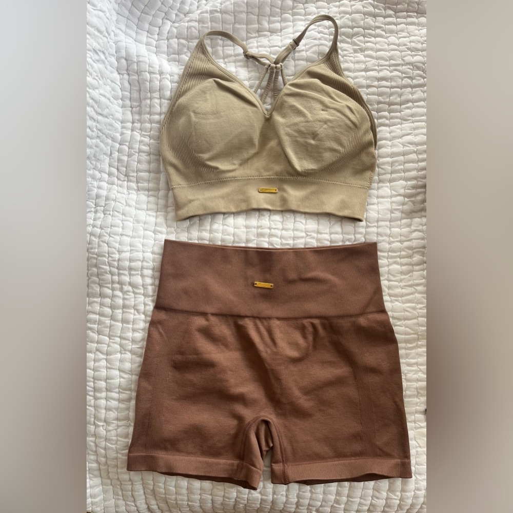 Workout set with removable pads